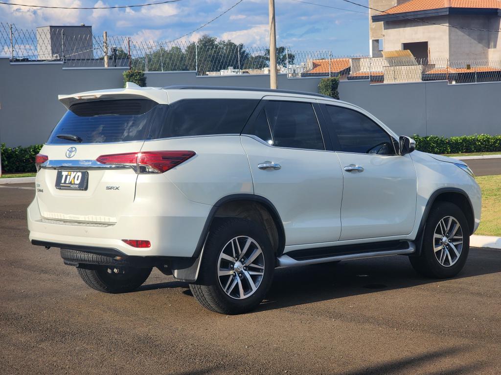 TOYOTA Hilux SW4 - Foto