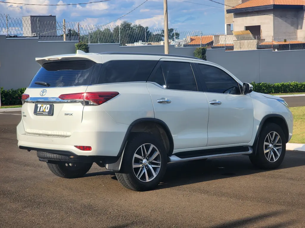 TOYOTA Hilux SW4 - Foto