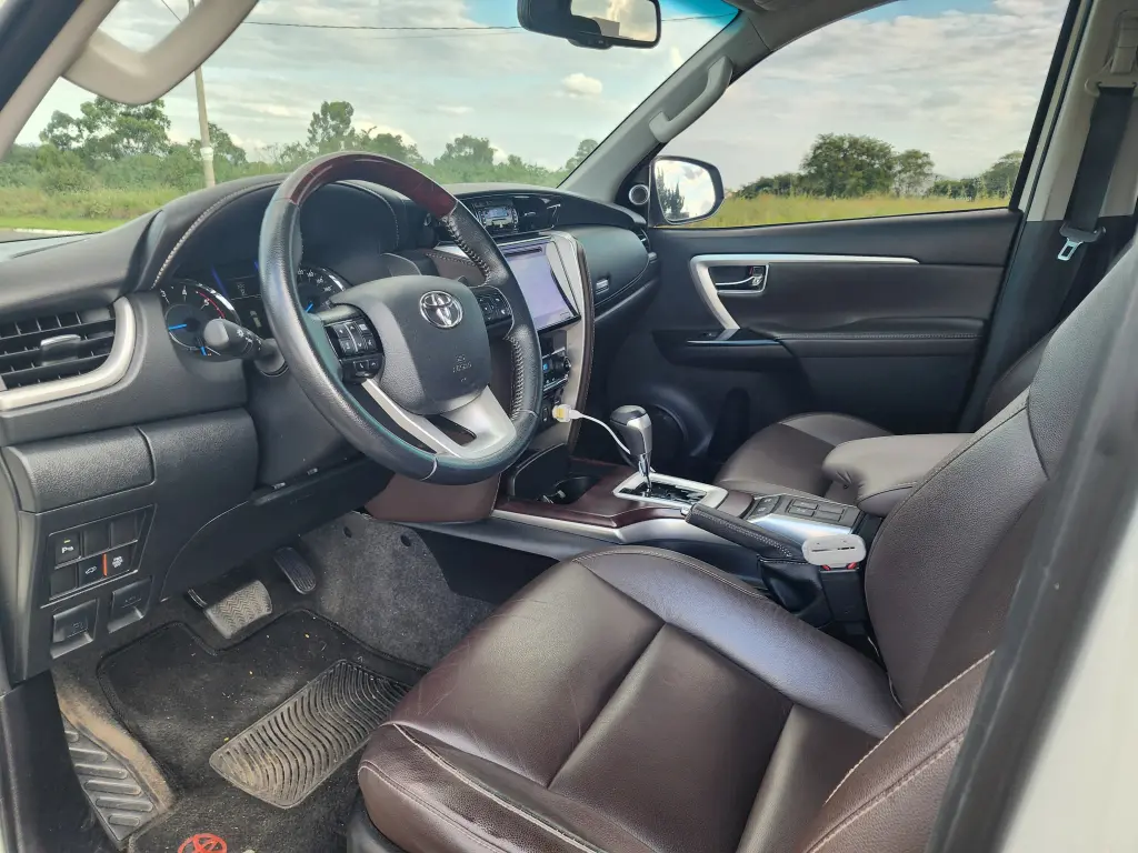 TOYOTA Hilux SW4 - Foto