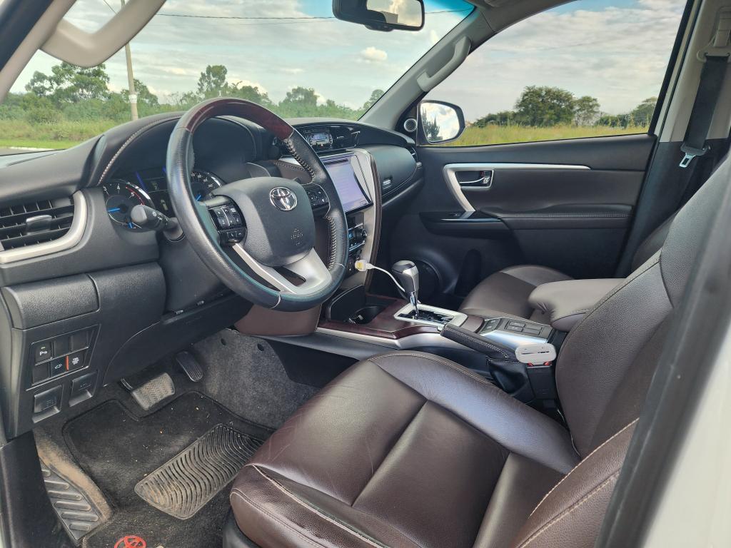 TOYOTA Hilux SW4 - Foto