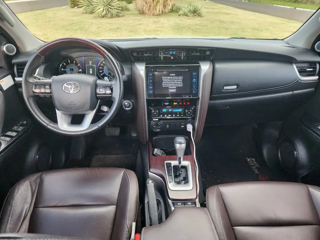 TOYOTA Hilux SW4 - Foto