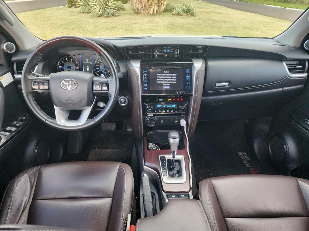 TOYOTA Hilux SW4 - Foto