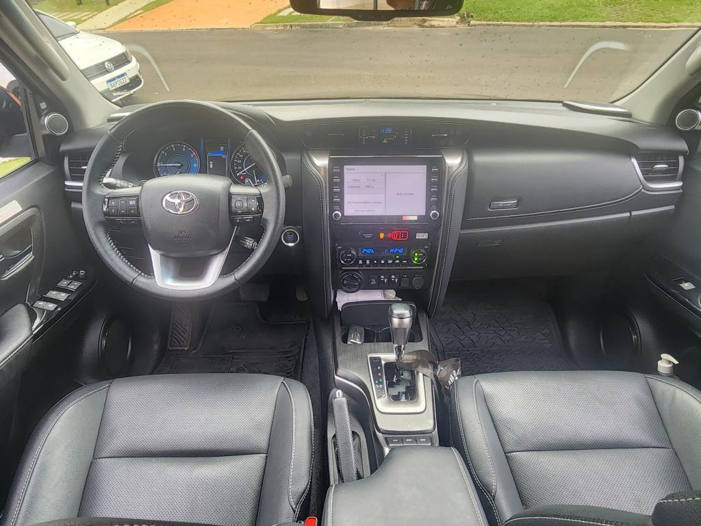 TOYOTA Hilux SW4 - Foto