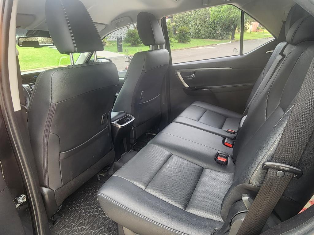 TOYOTA Hilux SW4 - Foto