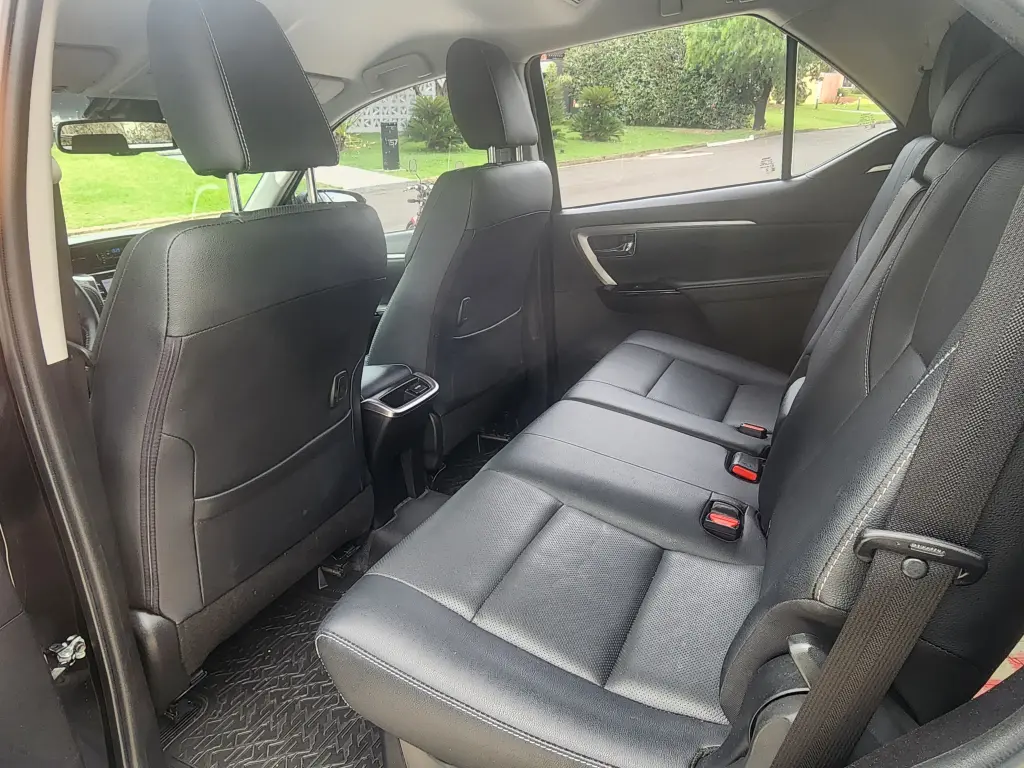 TOYOTA Hilux SW4 - Foto