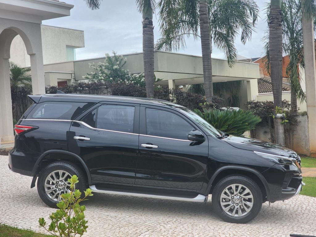 TOYOTA Hilux SW4 - Foto