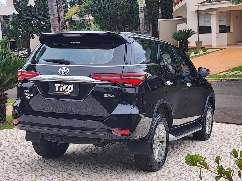 TOYOTA Hilux SW4 - Foto