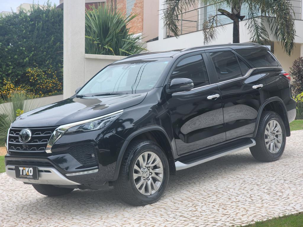 TOYOTA Hilux SW4 - Foto