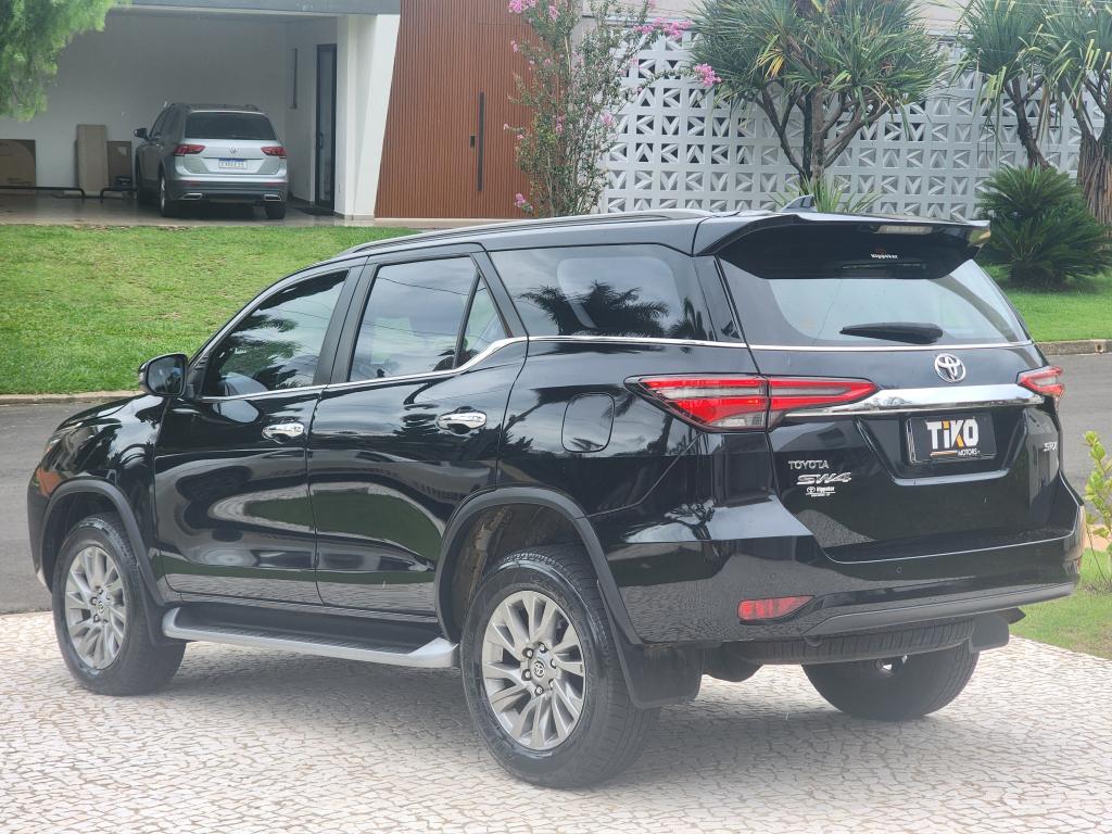 TOYOTA Hilux SW4 - Foto