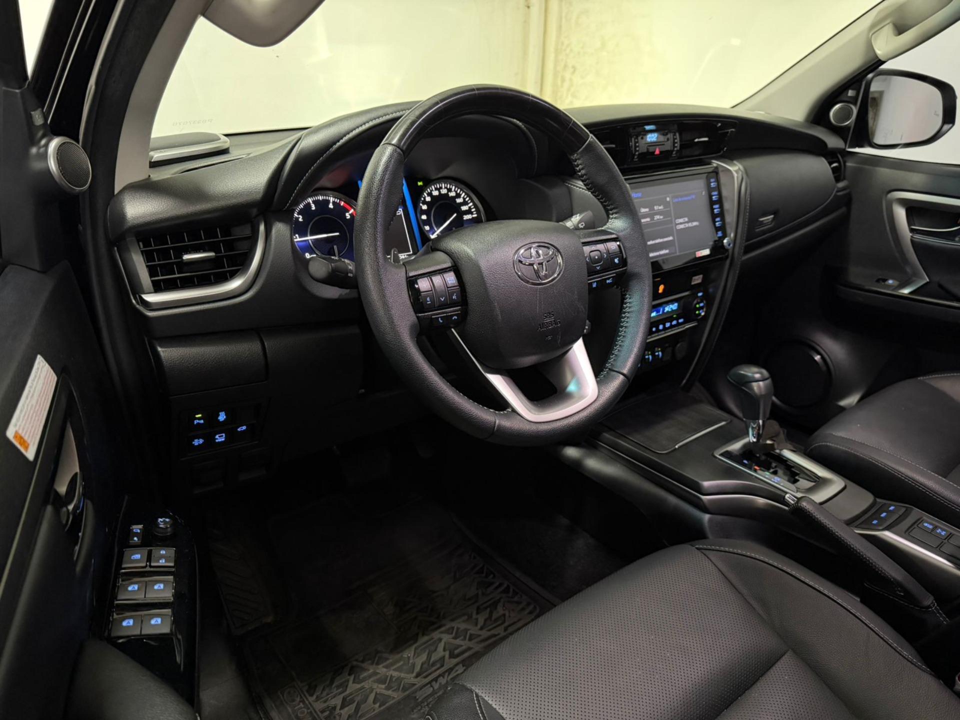 TOYOTA Hilux SW4 - Foto