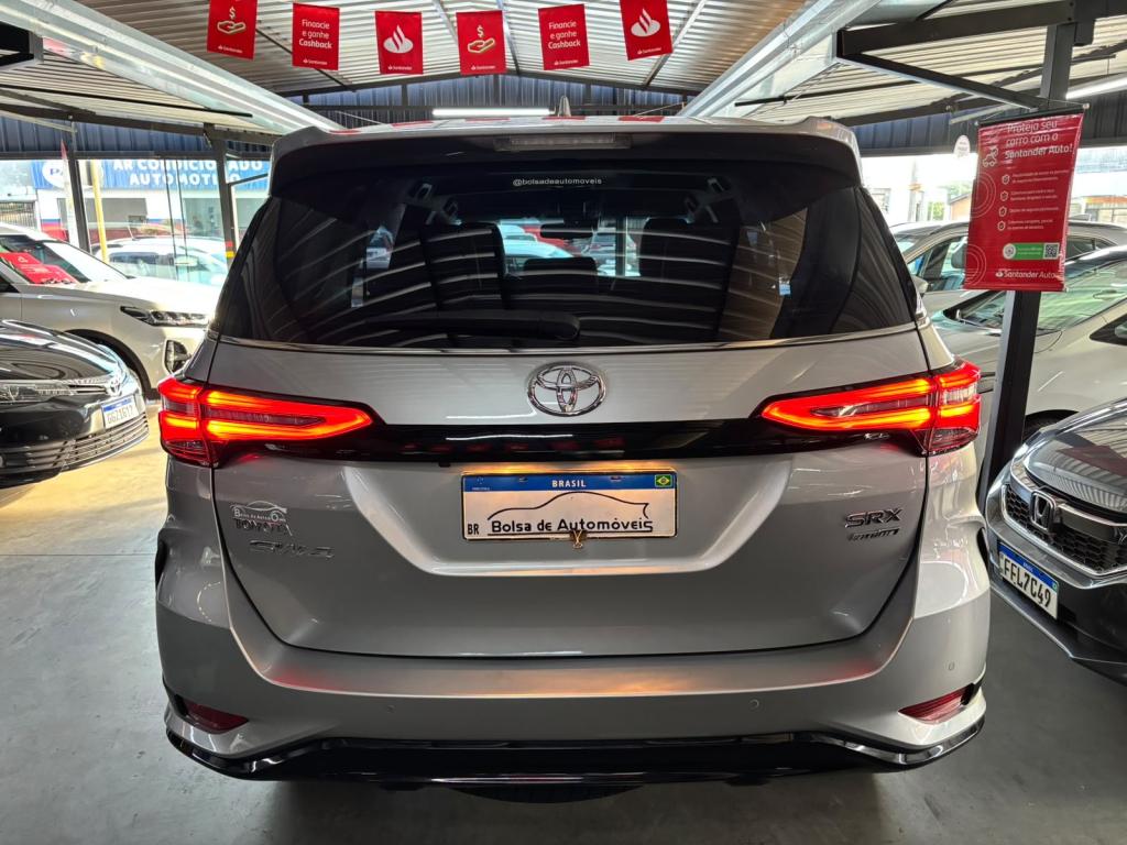 TOYOTA Hilux SW4 - Foto