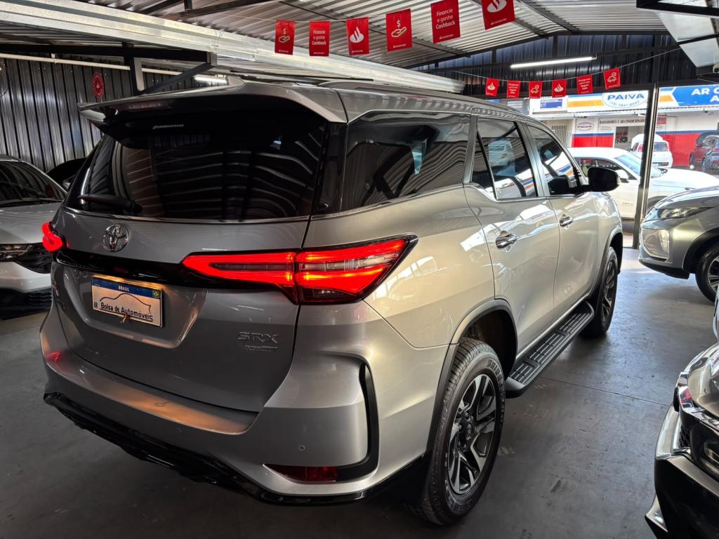 TOYOTA Hilux SW4 - Foto