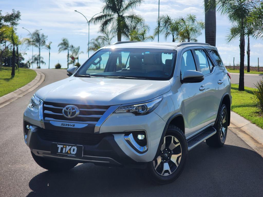 TOYOTA Hilux SW4 - Foto
