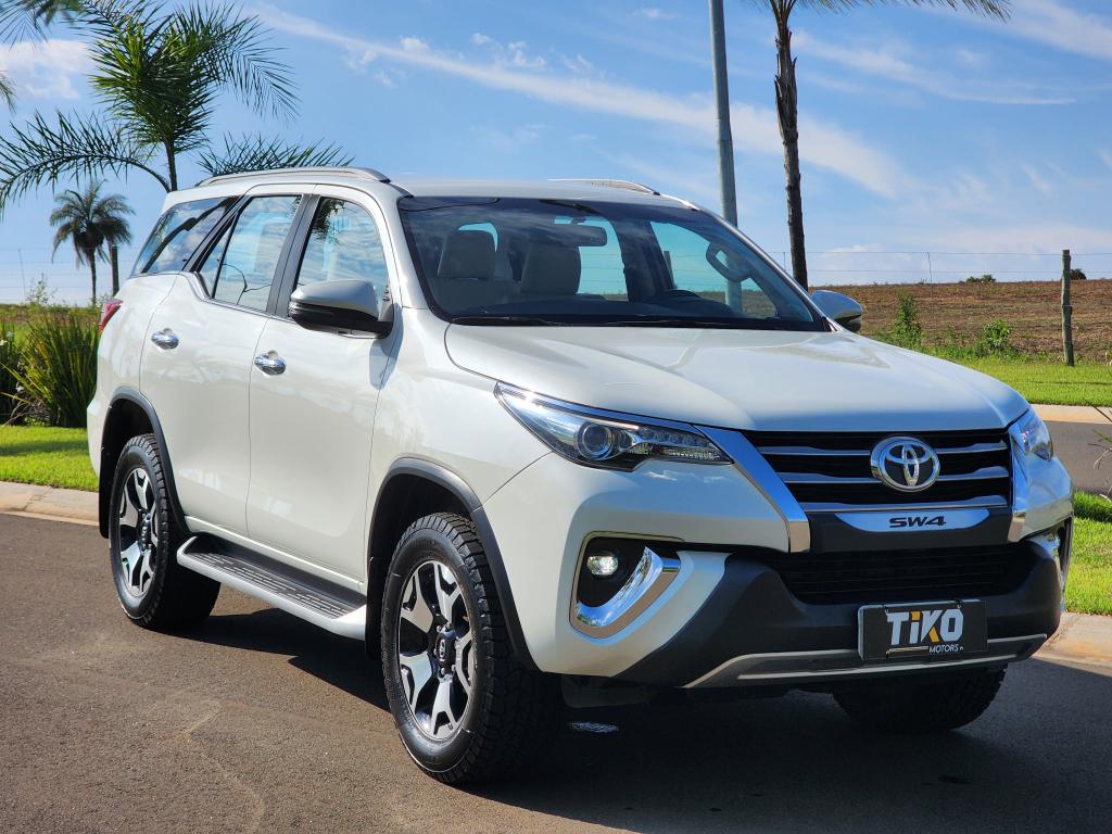 TOYOTA Hilux SW4 - Foto