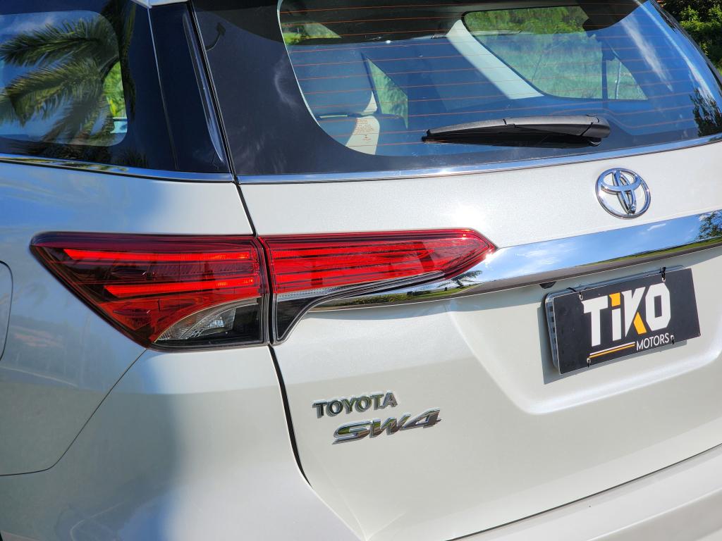 TOYOTA Hilux SW4 - Foto