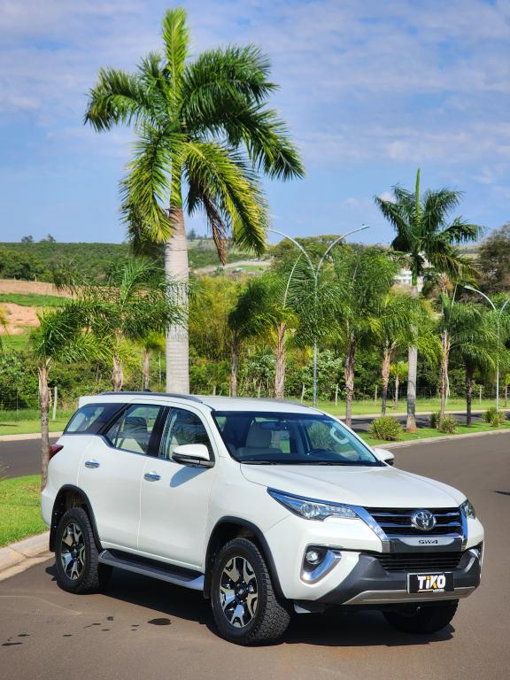 TOYOTA Hilux SW4 - Foto