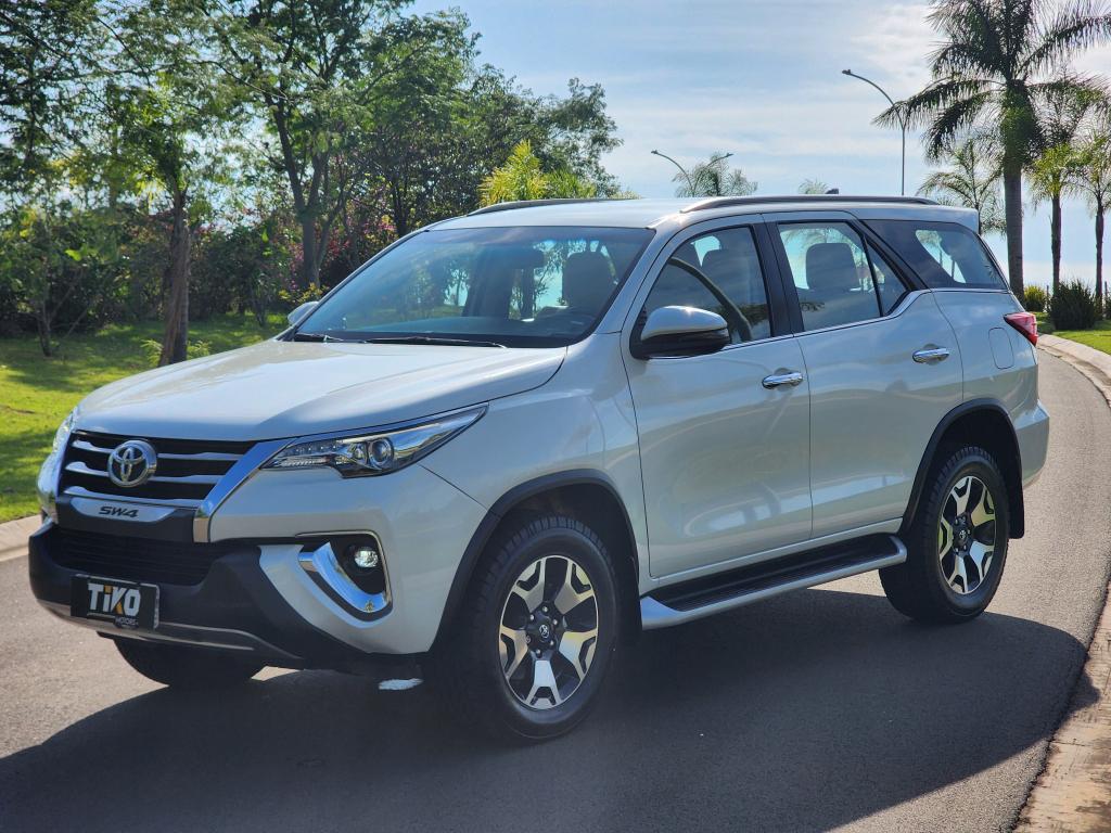 TOYOTA Hilux SW4 - Foto