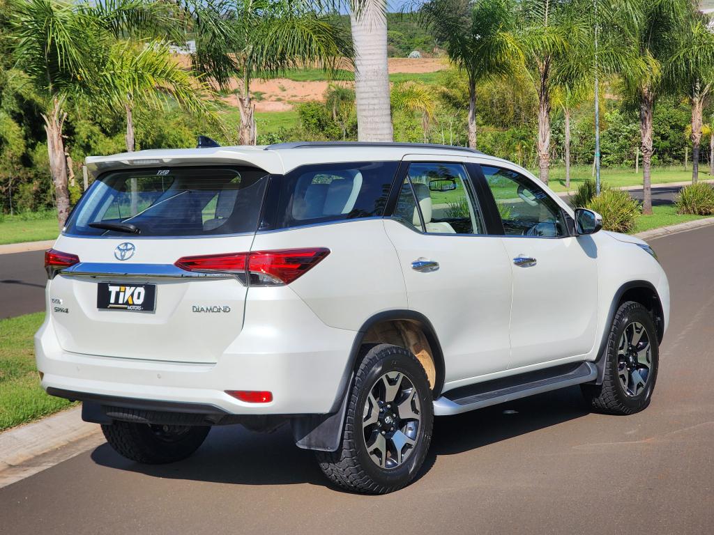 TOYOTA Hilux SW4 - Foto