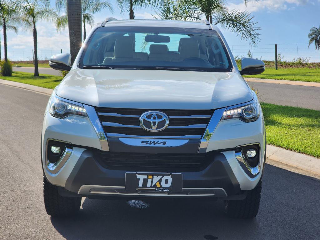 TOYOTA Hilux SW4 - Foto