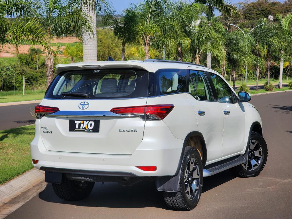 TOYOTA Hilux SW4 - Foto