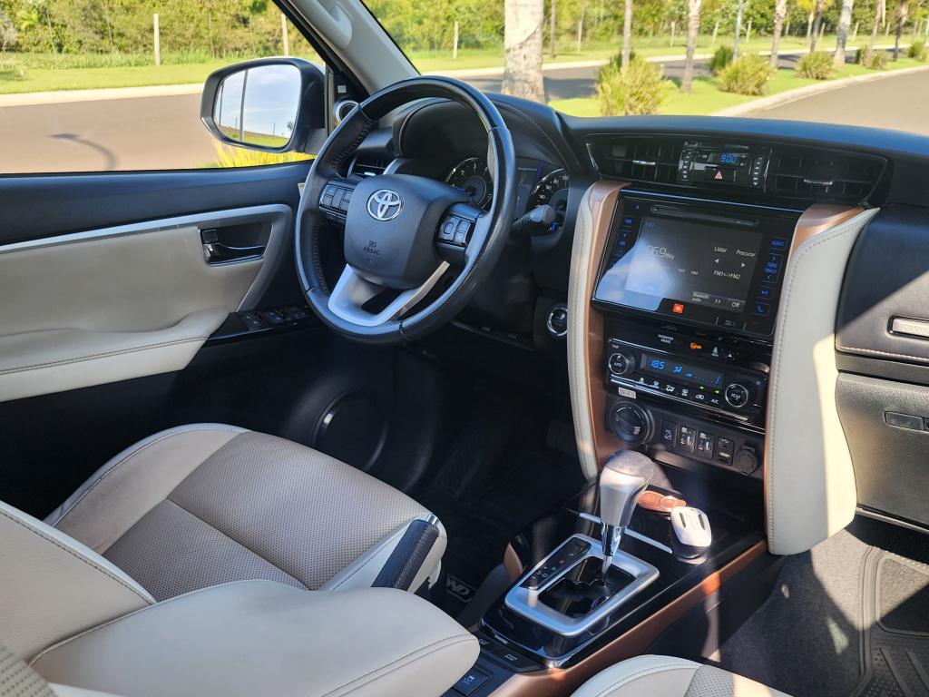 TOYOTA Hilux SW4 - Foto