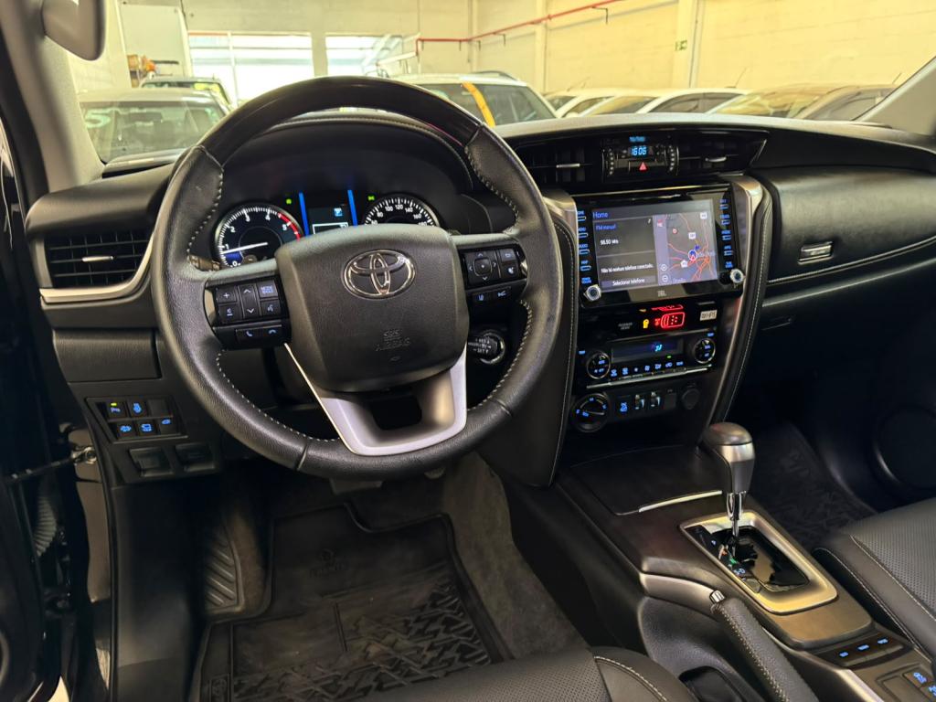 TOYOTA Hilux SW4 - Foto