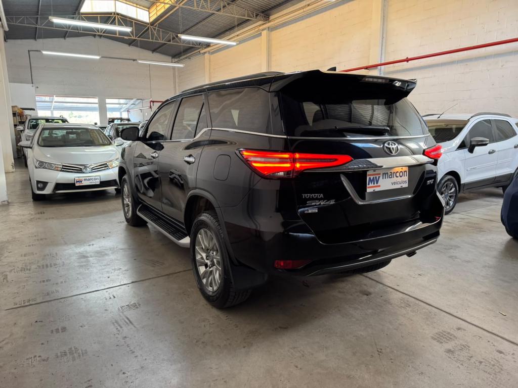 TOYOTA Hilux SW4 - Foto