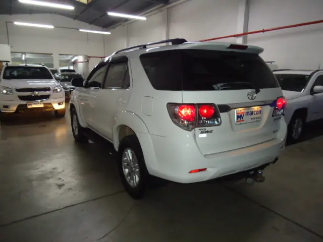 TOYOTA Hilux SW4 - Foto