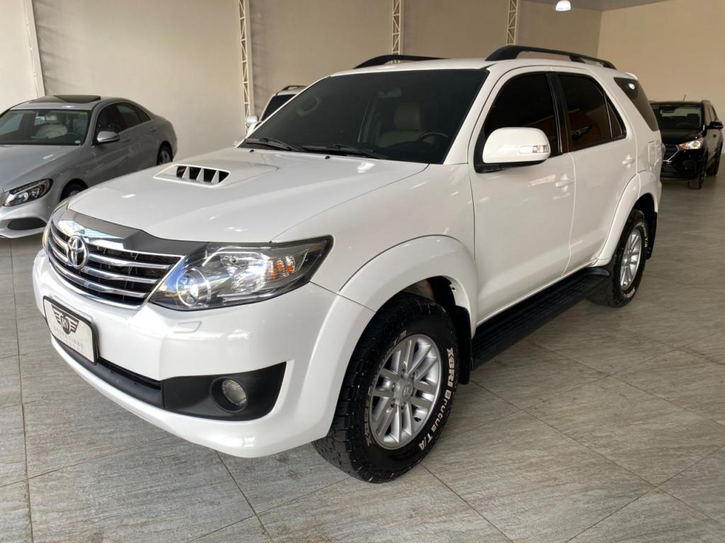 TOYOTA Hilux SW4 - Foto