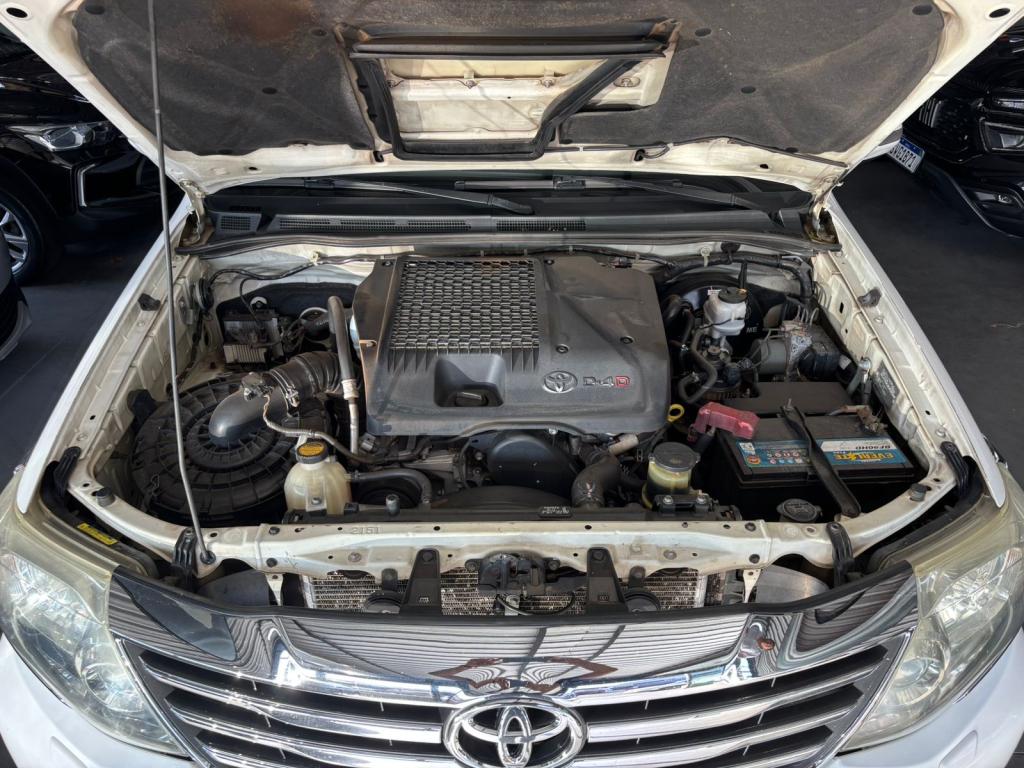 TOYOTA Hilux SW4 - Foto