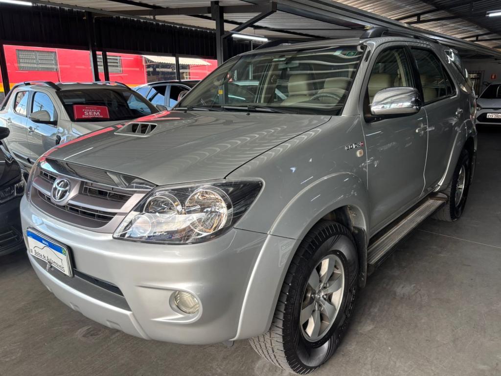 TOYOTA Hilux SW4 - Foto