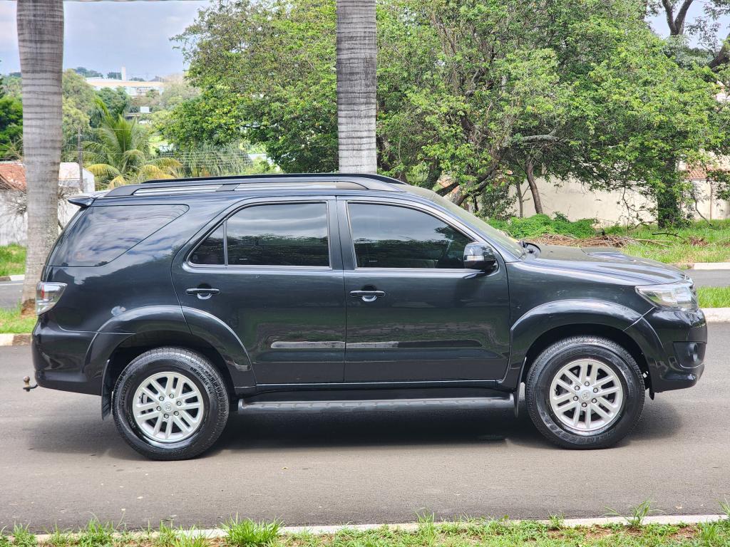 TOYOTA Hilux SW4 - Foto