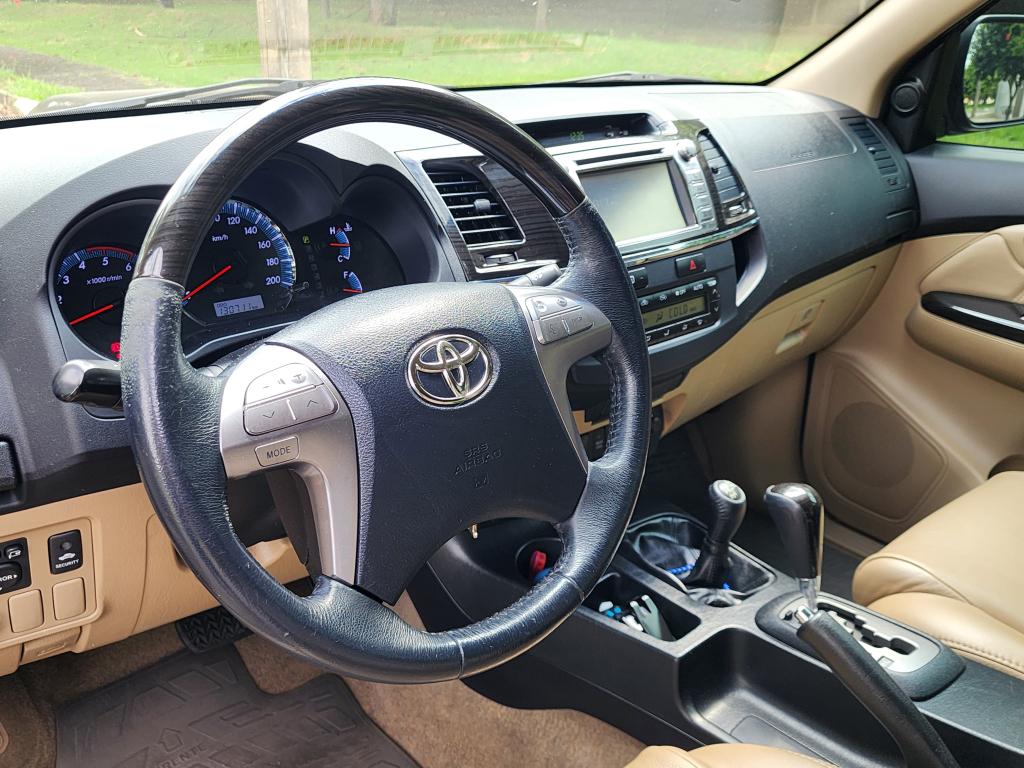 TOYOTA Hilux SW4 - Foto