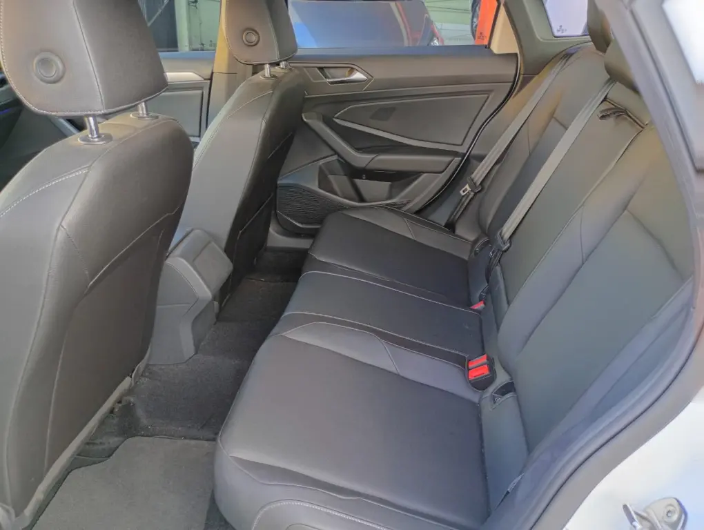 VOLKSWAGEN Jetta - Foto