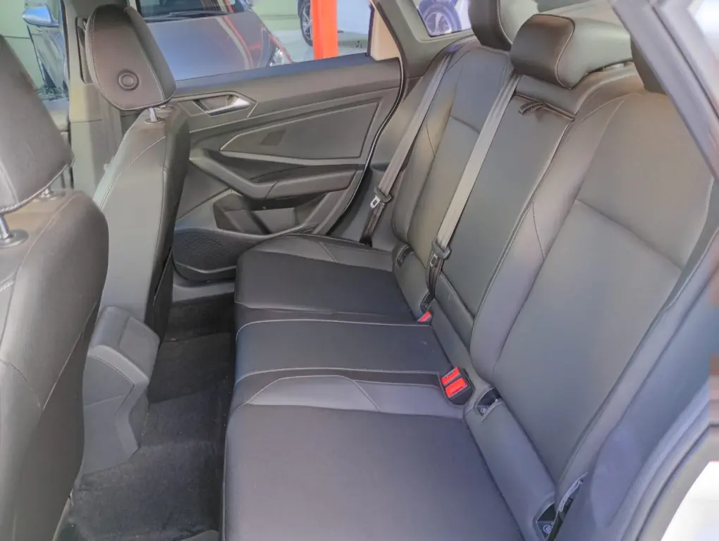 VOLKSWAGEN Jetta - Foto