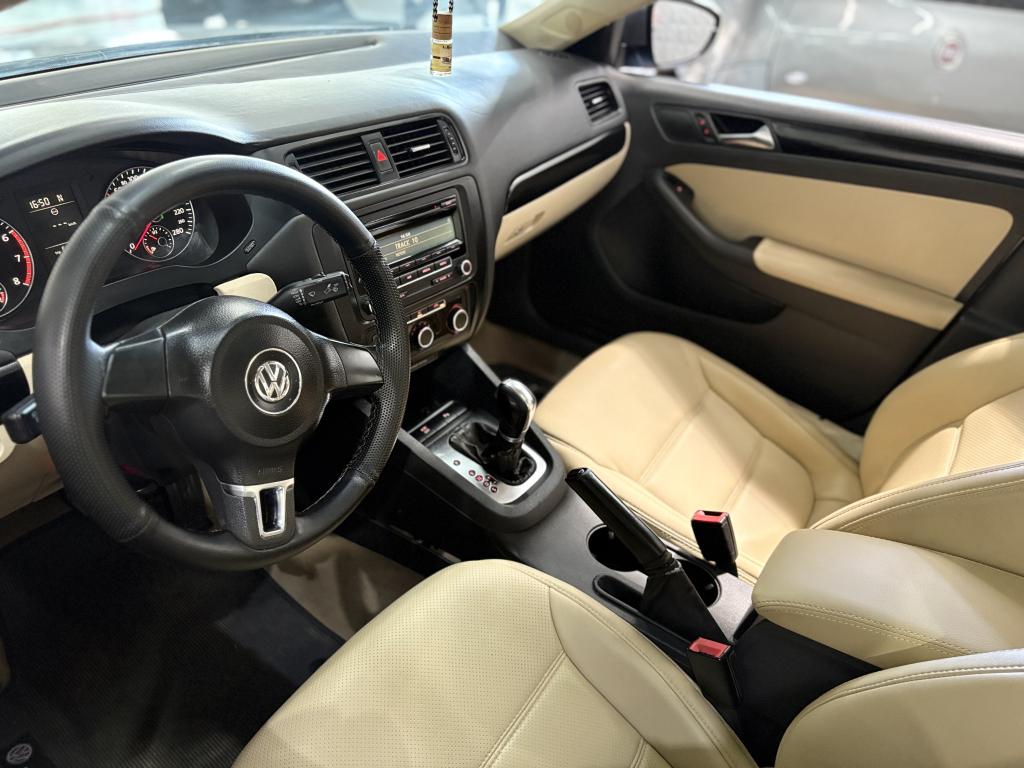 VOLKSWAGEN Jetta - Foto
