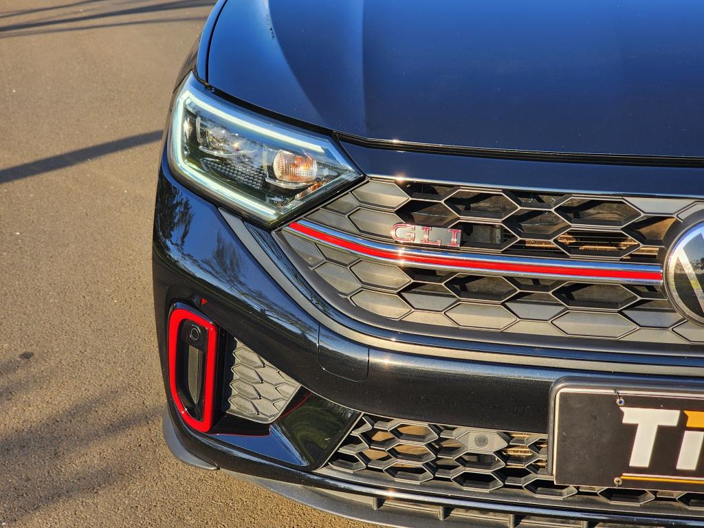 VOLKSWAGEN Jetta - Foto