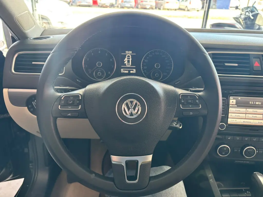 VOLKSWAGEN Jetta - Foto