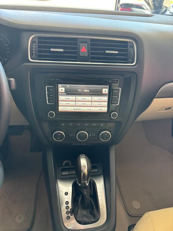 VOLKSWAGEN Jetta - Foto