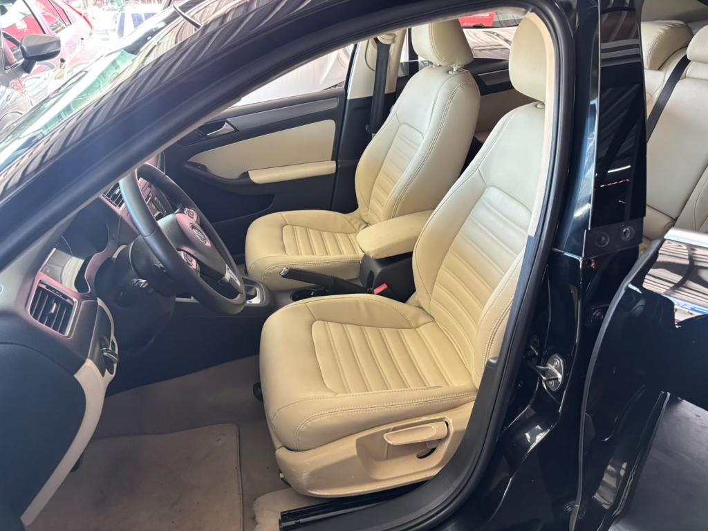 VOLKSWAGEN Jetta - Foto