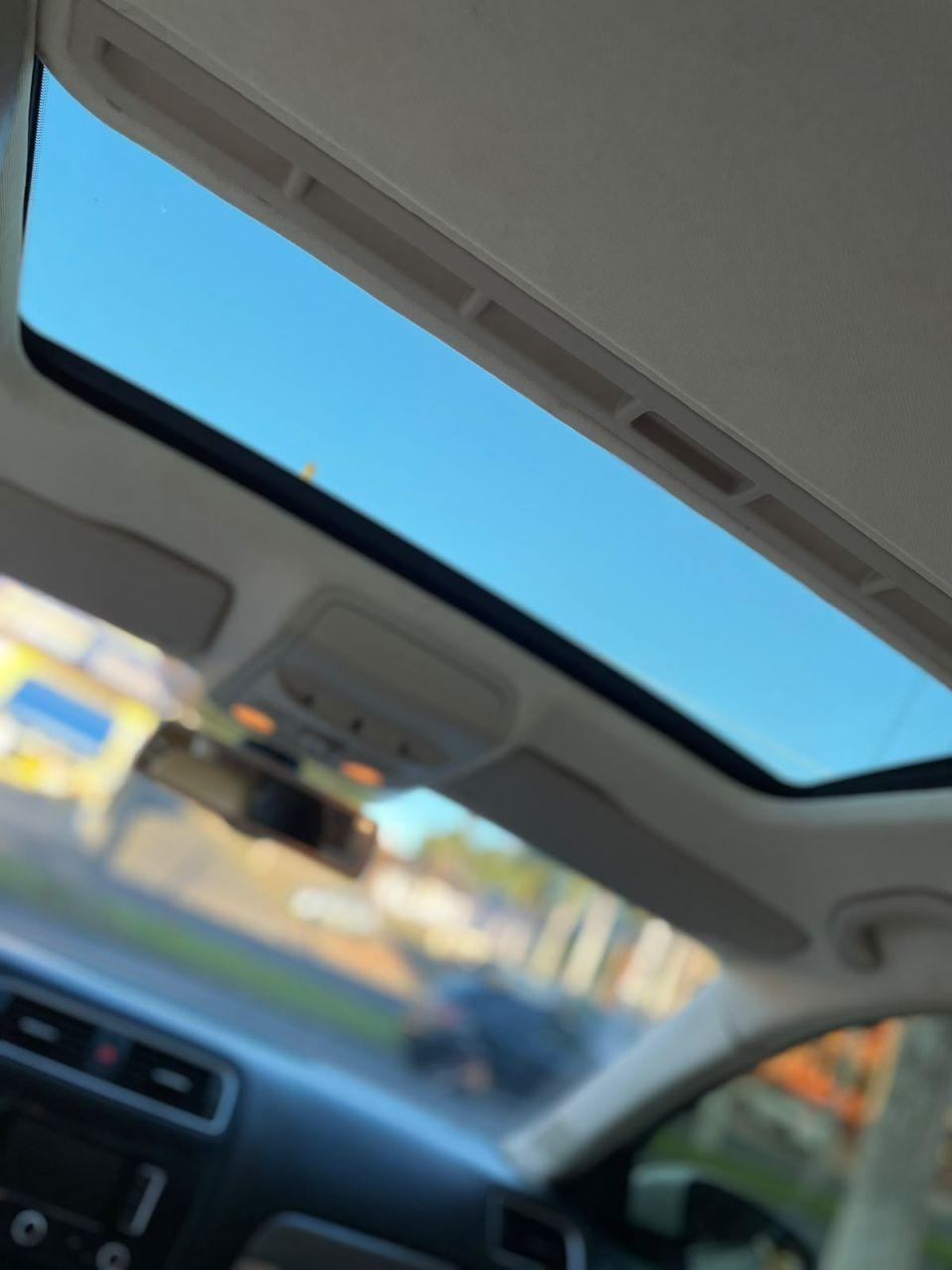 VOLKSWAGEN Jetta - Foto