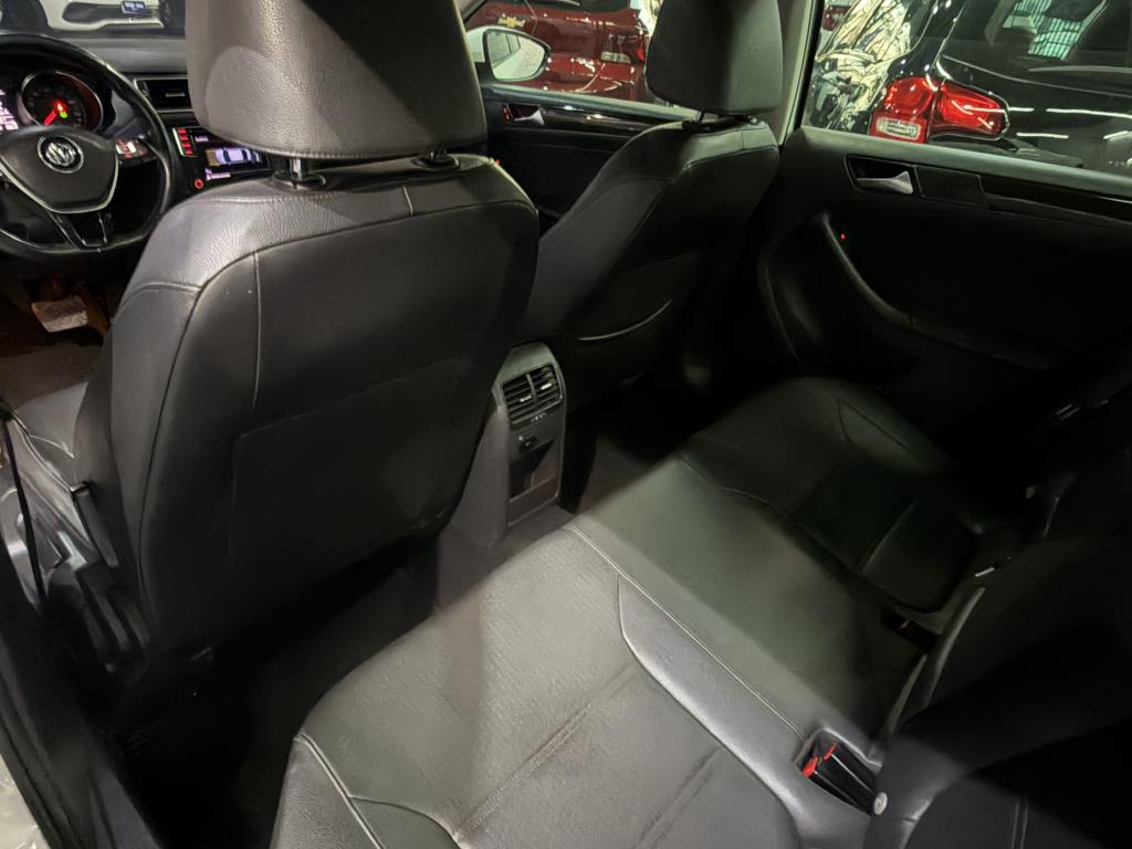 VOLKSWAGEN Jetta - Foto