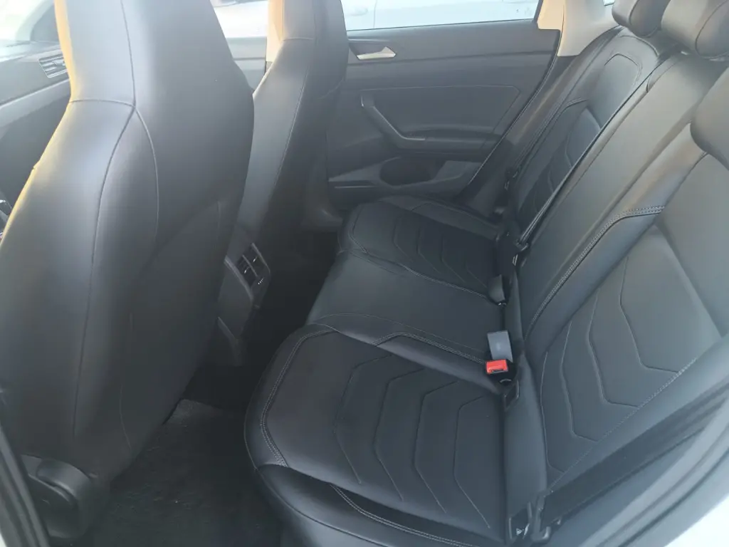 VOLKSWAGEN Polo Hatch - Foto