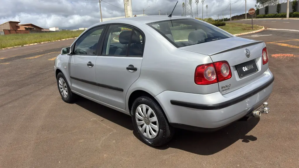 VOLKSWAGEN Polo Sedan - Foto