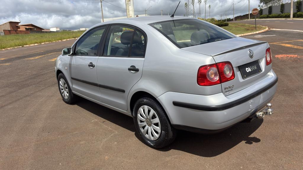 VOLKSWAGEN Polo Sedan - Foto