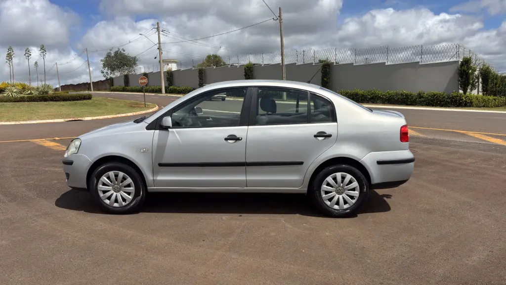 VOLKSWAGEN Polo Sedan - Foto