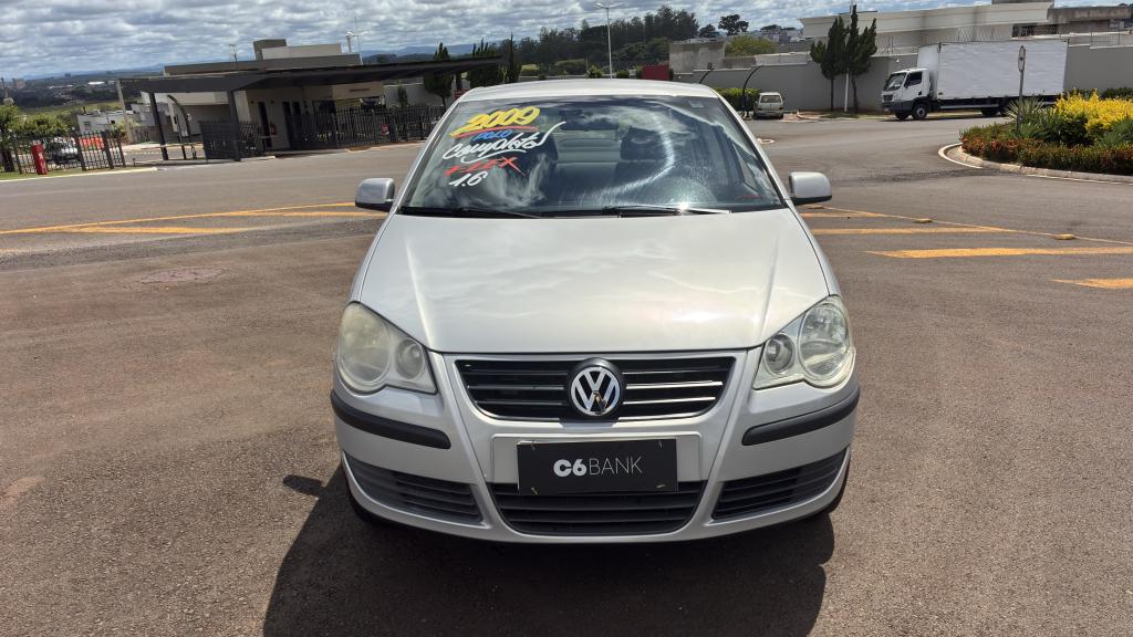VOLKSWAGEN Polo Sedan - Foto
