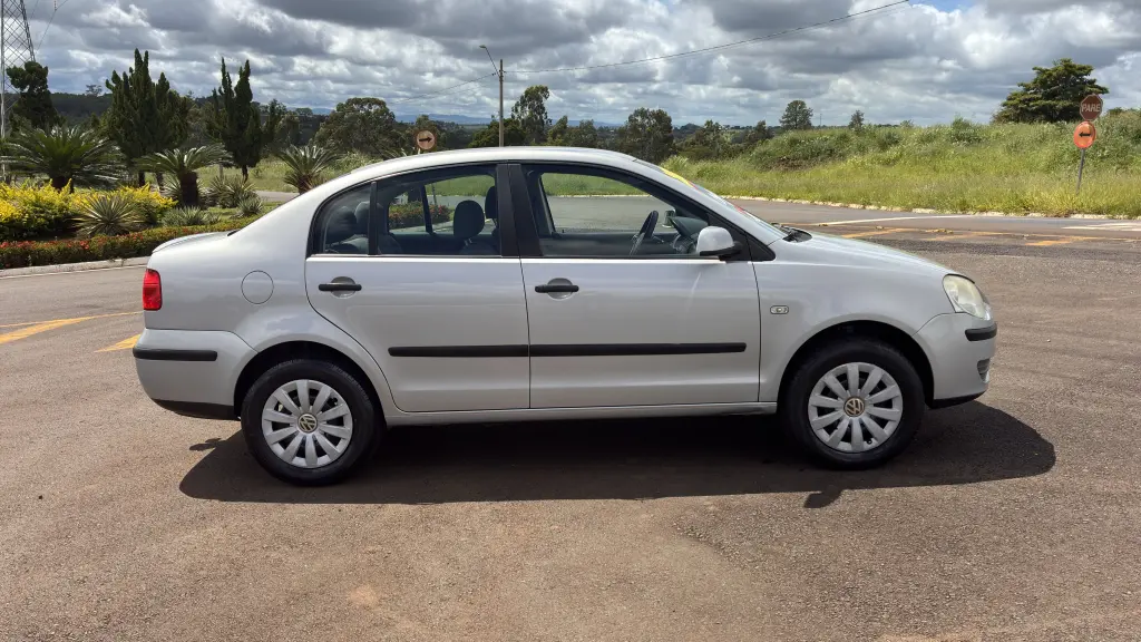 VOLKSWAGEN Polo Sedan - Foto