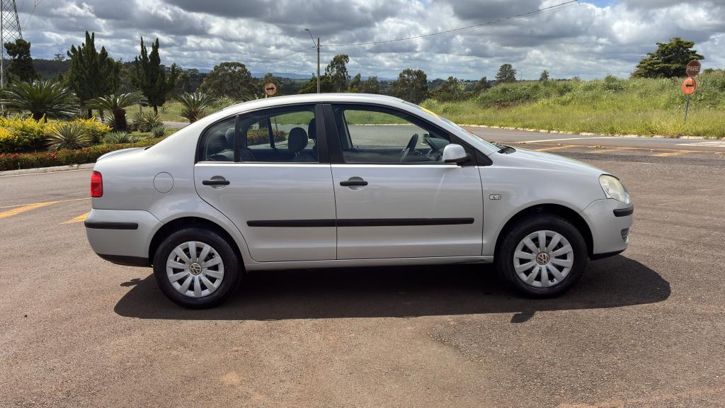 VOLKSWAGEN Polo Sedan - Foto