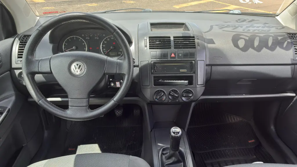 VOLKSWAGEN Polo Sedan - Foto